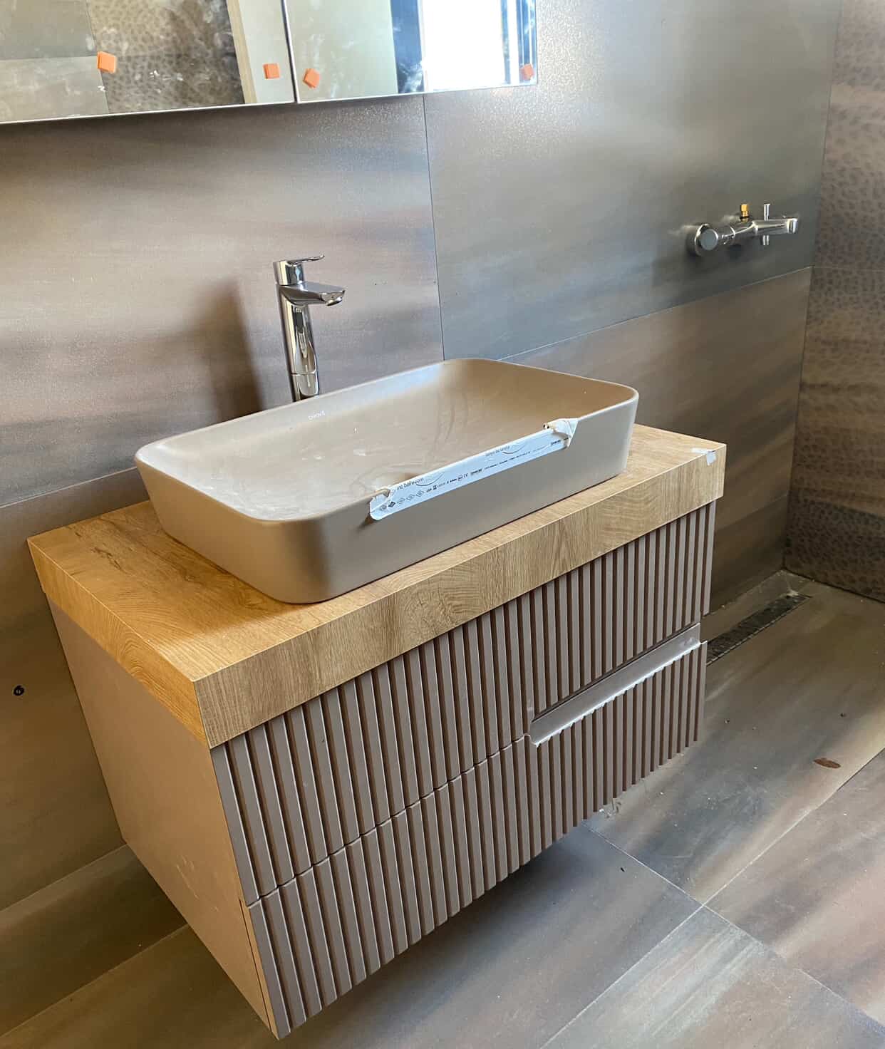 Mobilje tualeti elegante